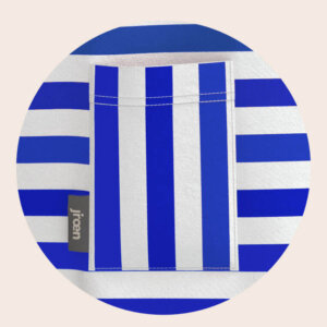 Detailansicht der angenähten Tasche des blau-weißen Shirts